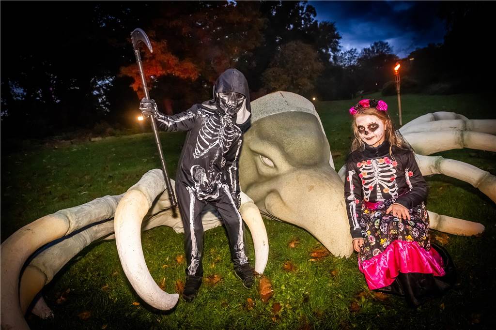 Zahlreiche verkleidete Kinder bevölkerten als Hexen, Zombies, Teufel und Superhelden den Gruselspaß im Westfalenpark an Halloween.