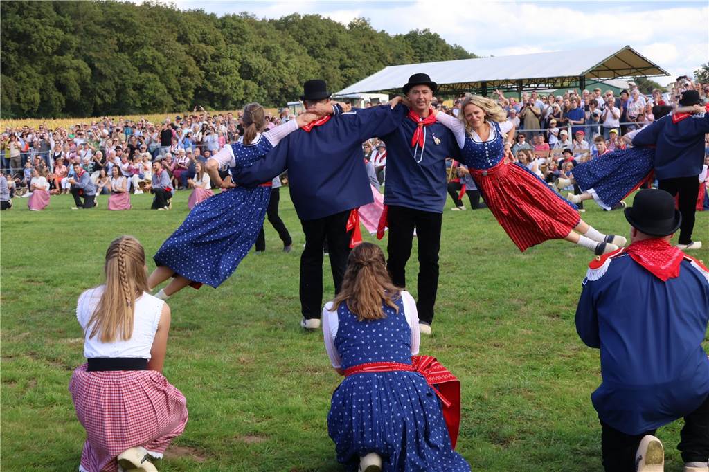 Klumpen-Schützenfest: Gelebte Tradition in Tracht statt Uniform Zahlreiche Zuschauer beobachteten das Treiben auf der Festwiese in Schermbeck.