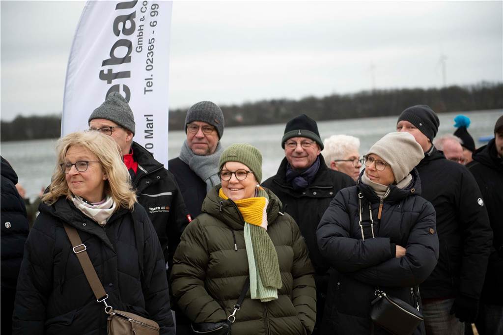 Zahlreiche Zuschauer säumten den Strand, um sich das Spetakel anzusehen.