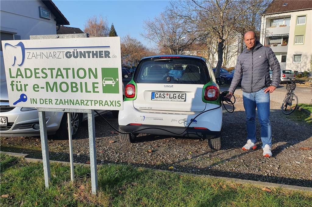 Bei einem Castroper Zahnarzt dreht sich (fast) alles ums Elektroauto Zahnarzt Hans-Joachim Günther bietet seinen Patienten Strom an seiner Ladesäule an.