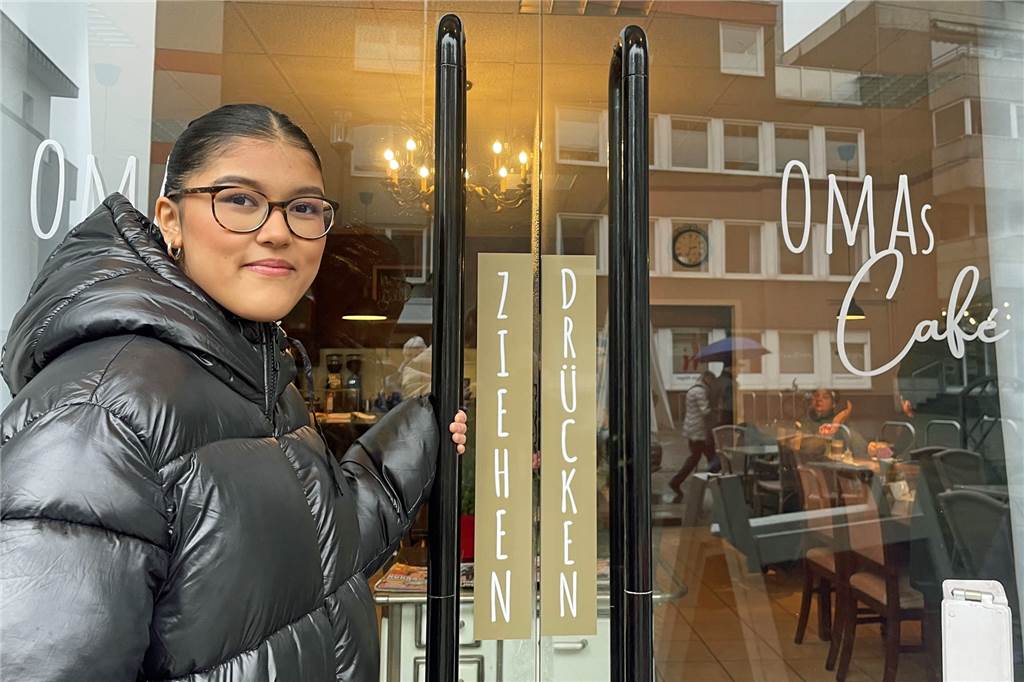 Jugendliche aus Werne fordern: Extrablatt statt „Omi-Cafés“ Zahra Ahmadi (15) steht vor "Omas Café". Sie kritisiert, dass es in Werne kein Café gäbe, das sich für Jugendliche eigne.