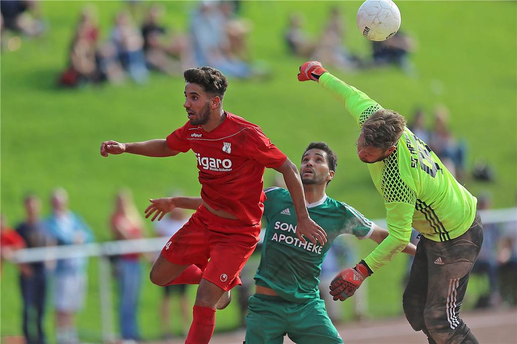 Die SG Castrop verliert während der Vorbereitung noch einen Spieler Zakaria Abloua (l) spielte 2016 mit der SG Castrop bei seinem neuen Verein, SG Herne 70.
