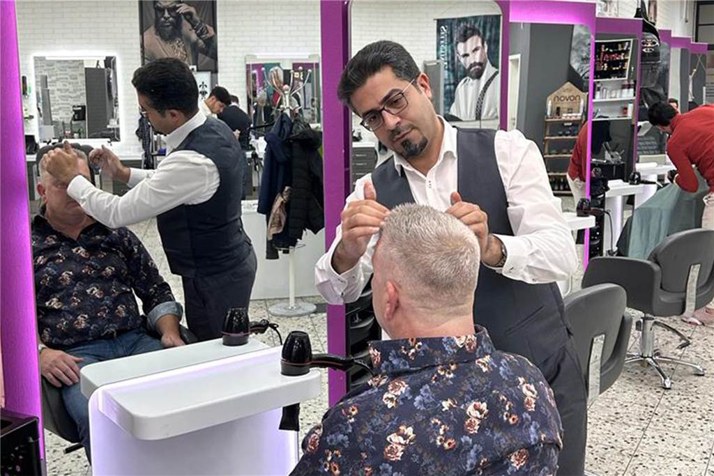 Antragsstau: Altstadt-Friseur Al-Nasser wartet auf seine Einbürgerung Zakaria Al-Nasser beim Haareschneiden in seinem Friseursalon.