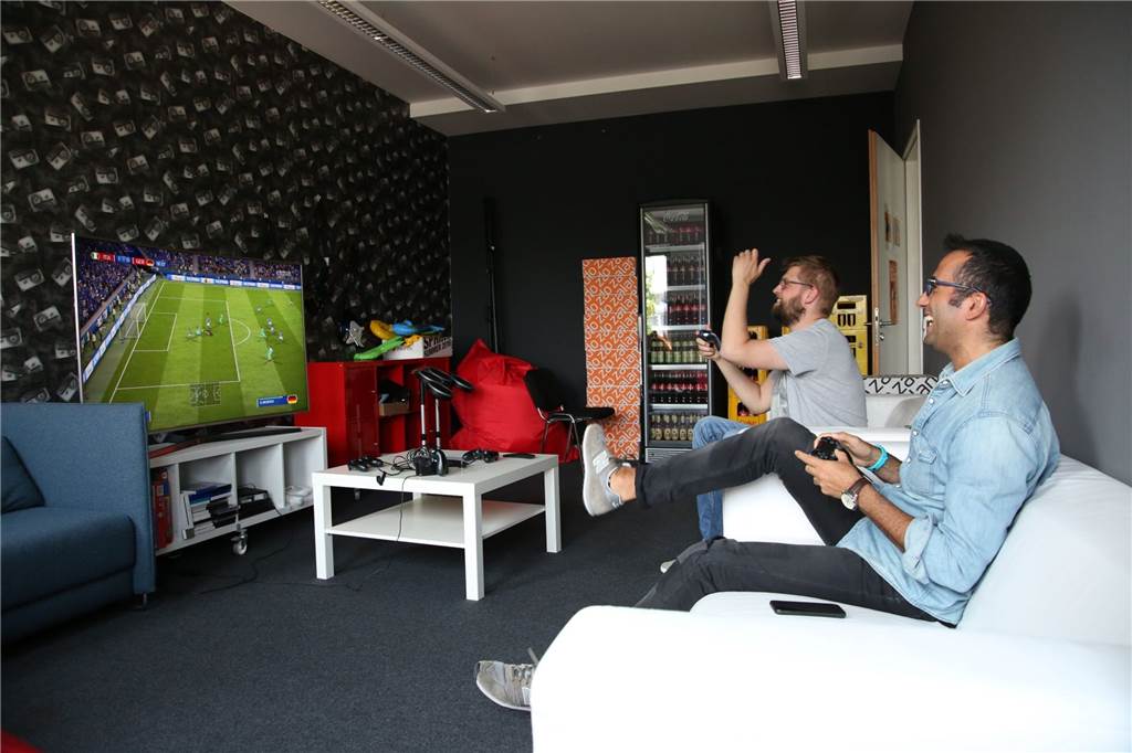 Zalando in Dortmund sucht Personal - und einen neuen Standort Zalando-Mitarbeiter entspannen bei einer Runde Playstation. Der Videospiel-Raum ist Teil des Dortmunder Büros des Online-Händlers.