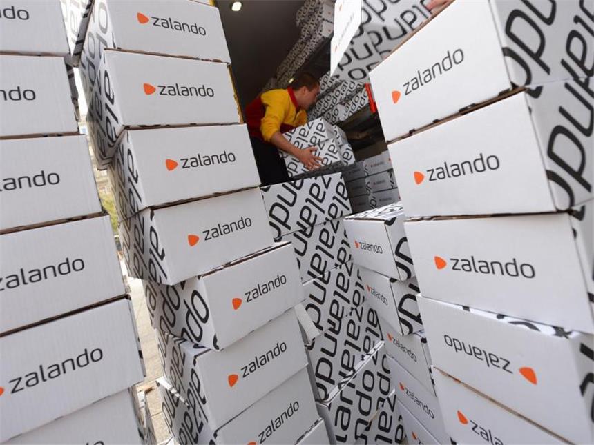 Zalandos Wachstum kostet Gewinn - 2000 neue Jobs angekündigt Zalando-Päckchen: Der Konzern will 2017 mehr als 2000 neue Arbeitsplätze schaffen. Foto: Arne Dedert
