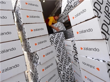 Zalando-Päckchen: Der Konzern will 2017 mehr als 2000 neue Arbeitsplätze schaffen. Foto: Arne Dedert