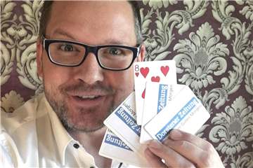 Zauberer Matthias Rauch hat einen neuen Kartentrick im Programm.