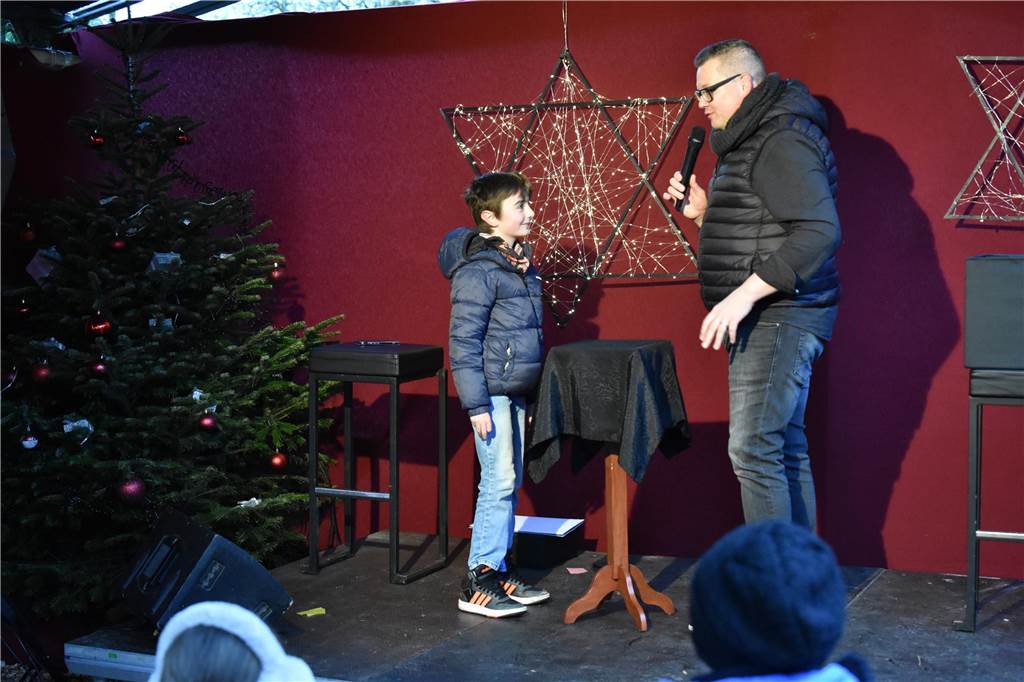 Zauberer Matthias Rauch verzauberte am Sonntag das Publikum bei "Ab zur Tante" von der Bühne aus. Bei "Tante Amanda" in Westerfilde gibt es in diesem Dezember bis Weihnachten jeden Tag Programm.