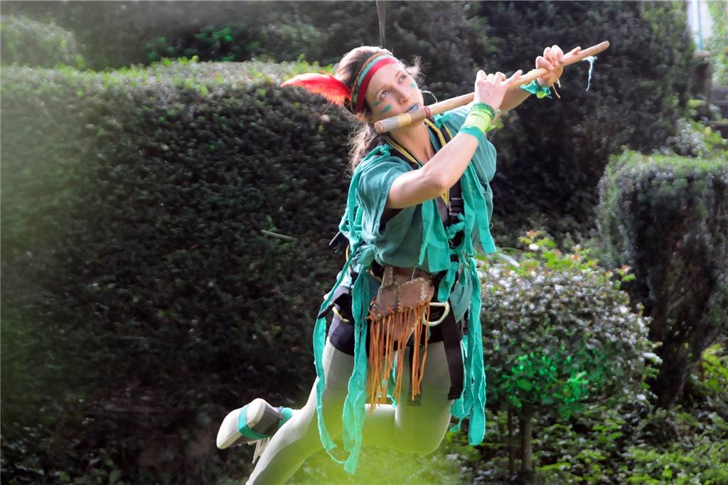 Zauberhaft: An einer kleinen Seilbahn schwebte Peter Pan durch einen Garten am Wegesrand.