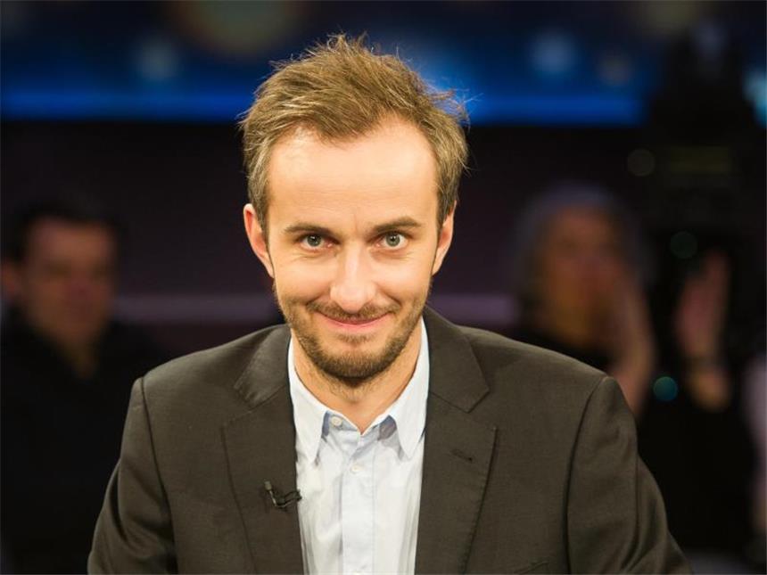 Böhmermann vor Gericht? Zweifel an Strafverfahren wachsen ZDF-Neo-Moderator Jan Böhmermann sitzt im NDR-Studio in Hannover (Niedersachsen). Böhmermanns Gedicht über den türkischen Präsidenten Erdogan hat hohe Wellen geschlagen. Foto: Ole Spata/Archiv