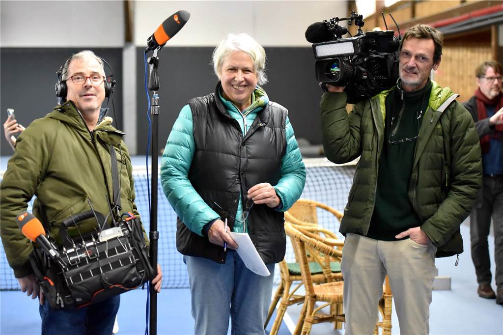 Das älteste Doppel der Welt kommt aus Dorsten: Urkunde für Guinnessbuch-Eintrag ZDF-Redakteurin Antje Brudereck mit ihrem Team in Dorsten