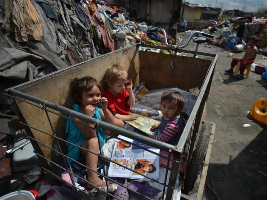 Amnesty prangert Gewalt gegen Roma in der EU an Zehn bis zwölf Millionen Roma leben in der EU. Foto: Britta Pedersen/Archiv