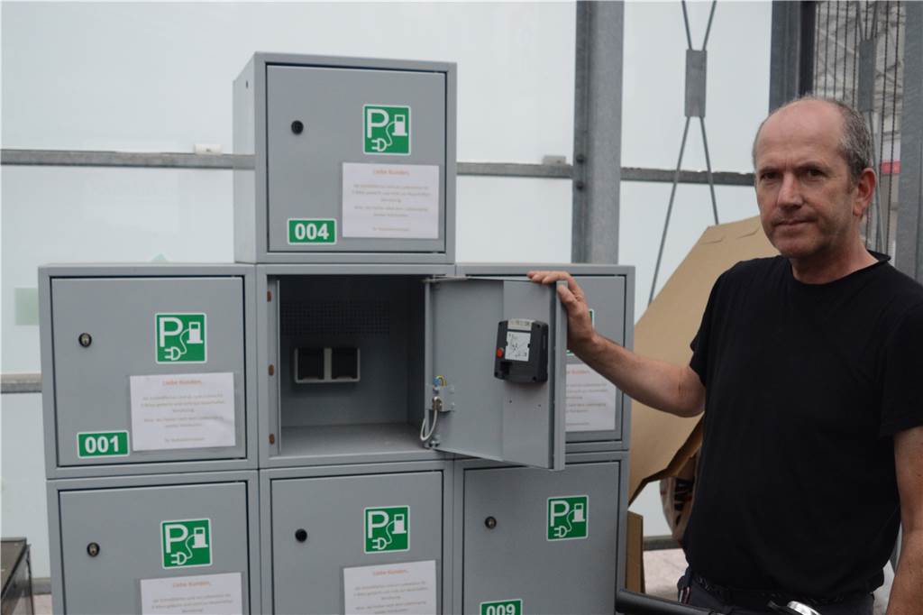 Sichere Stellplätze, Reparaturservice und Arbeitsgelegenheiten - das bieten Radstationen Zehn Ladestationen hat die DSW21 der Radstation am Dortmunder Hauptbahnhof gesponsert.