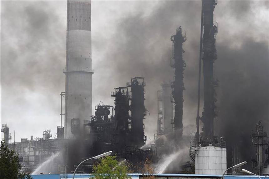 Ermittler suchen Ursache von Explosion in Raffinerie Zehn Menschen wurden bei der Explosion und einem anschließenden Großbrand verletzt. Foto: Lino Mirgeler