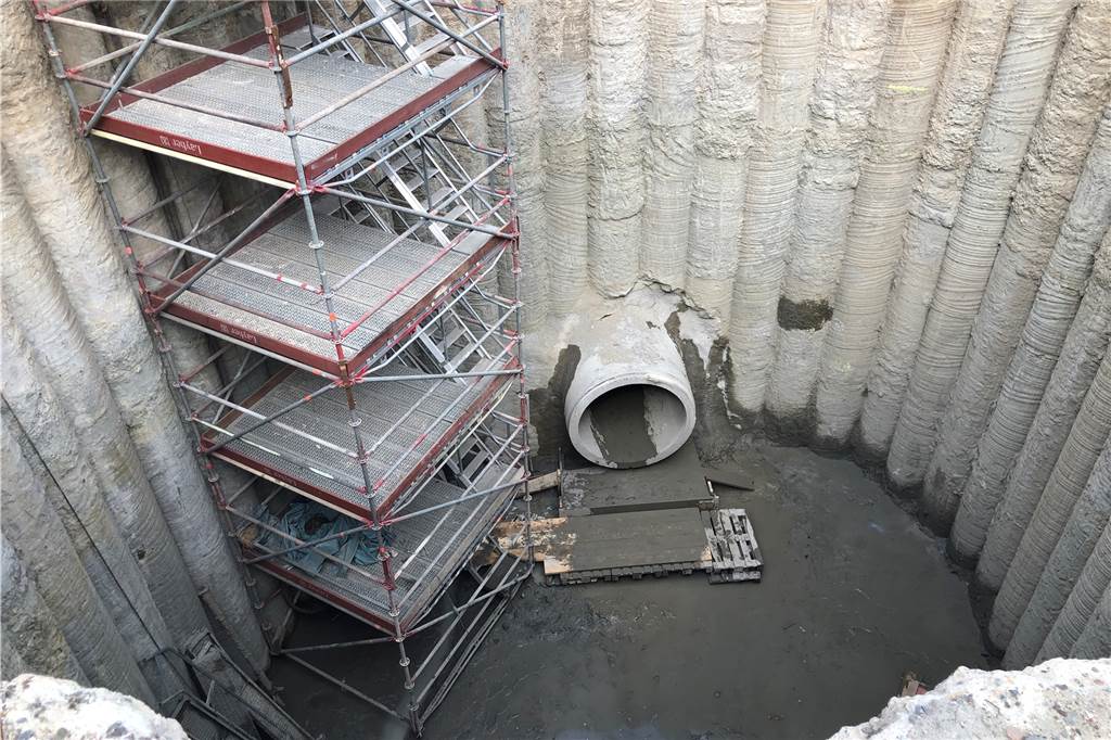 Unter dem Gondelteich in Castrop: Einblick in Millionenprojekt des EUV Zehn Meter tief ist die Baugrube am Stadtgarten.
