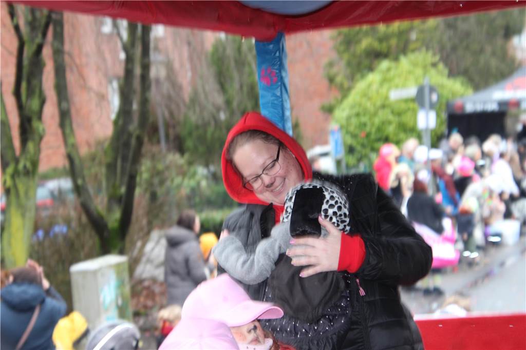 Zehn Monate und schon eine echte Karnevalistin: Lotta amüsiert sich beim Selmer Umzug mit Mama Christina Steinbrink.