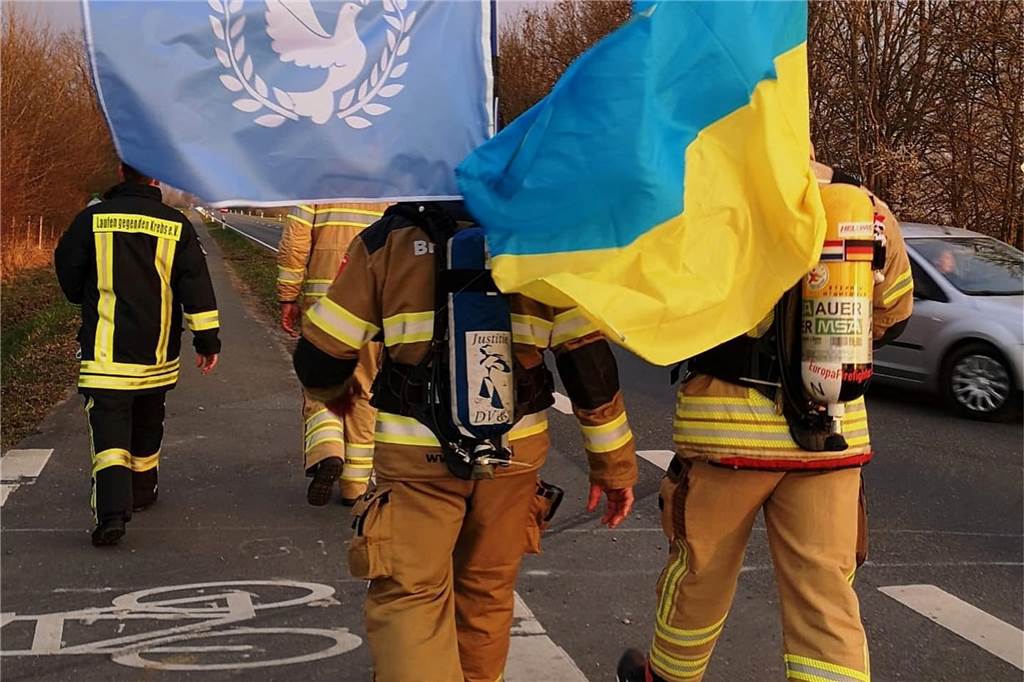 Marsch für den Frieden: Feuerwehrmänner setzen Ausrufezeichen Zehn Stunden und 45 Kilometer in voller Montur: Der Marsch von Nienborg nach Münster hatte es in sich.
