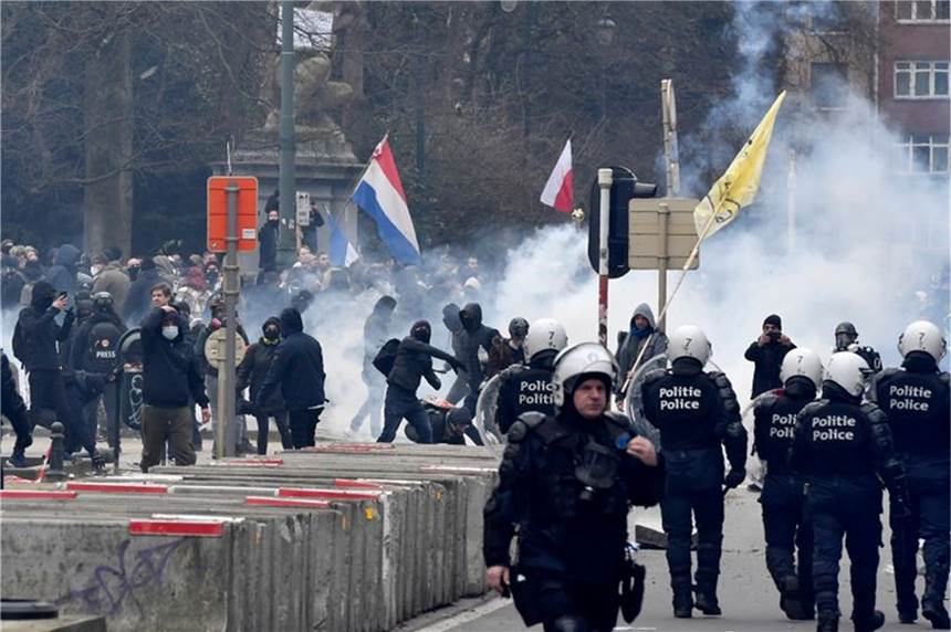 Krawalle bei Demo gegen Corona-Maßnahmen in Brüssel Zehntausende Menschen waren in Brüssel die Corona-Maßnahmen der Regierung auf die Straße gegangen.