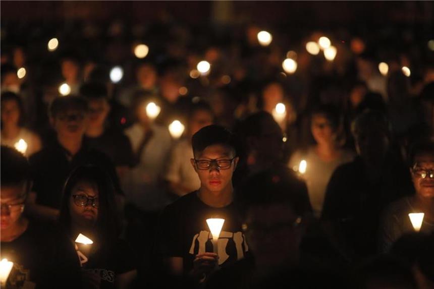 Zehntausende nehmen an einer Mahnwache im Victoria Park teil. Foto: Vincent Yu/AP