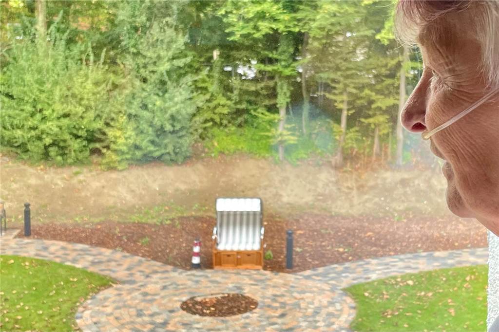 Abschied vom Hospiz: Uschi Pathmann stirbt nicht und musste nun gehen Uschi Pathmann schaut aus dem Fenster in den Garten des Pflegeheims in Herne, in dem ein Strandkorb und ein Miniatur-Leuchtturm stehen.