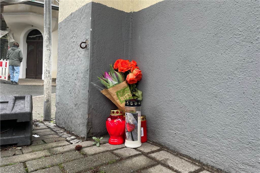 Pizzeria „Asal“ geschlossen: Inhaber Fahad Javadzadeh soll verstorben sein Blumen und Kerzen vor der Pizzeria "Asal" in Lütgendortmund