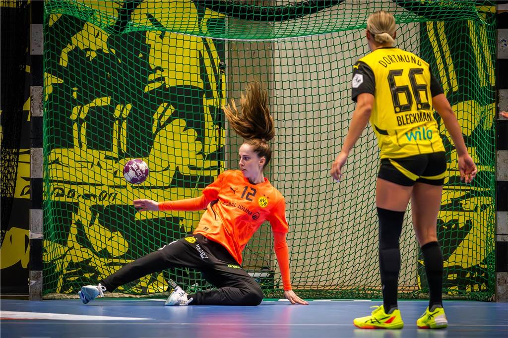 Plötzlich ist Borussia Dortmund Tabellenführer: Fans erleben erneuten BVB-Krimi im Derby Zeigte eine überragende Leistung: BVB-Torfrau Sarah Wachter.
