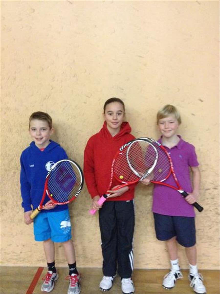 Louisa Völz ist Bezirksmeisterin beim U10-Greencup Zeigten gutes Tennis beim Greencup: (v.l.) Luuk Neumann, Louisa Völz und Justus Hüweler.