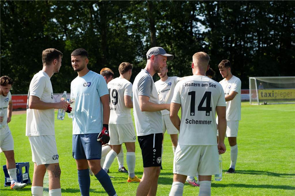 TuS Haltern macht es unnötig spannend Zeit für Gespräche zwischen Lukas Große-Puppendahl und seinen Spielern gab es mehrmals während der Partie: Aufgrund der warmen Temperaturen unterbrach der Schiedsrichter das Spiel für Trinkpausen.