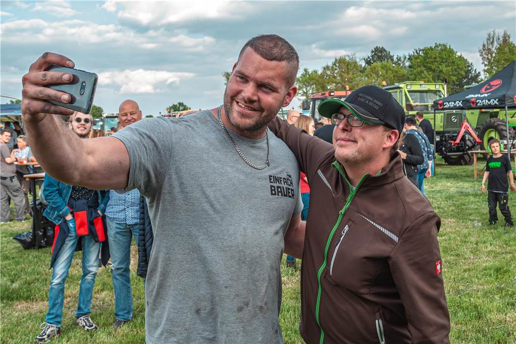 Open Air Festival Zeit für seine Fans nimmt sich „Einfach Bauer“ Benedikt Hülsbusch gerne. Hier zu sehen mit einem Fan beim letzten Open-Air-Festival in Datteln.