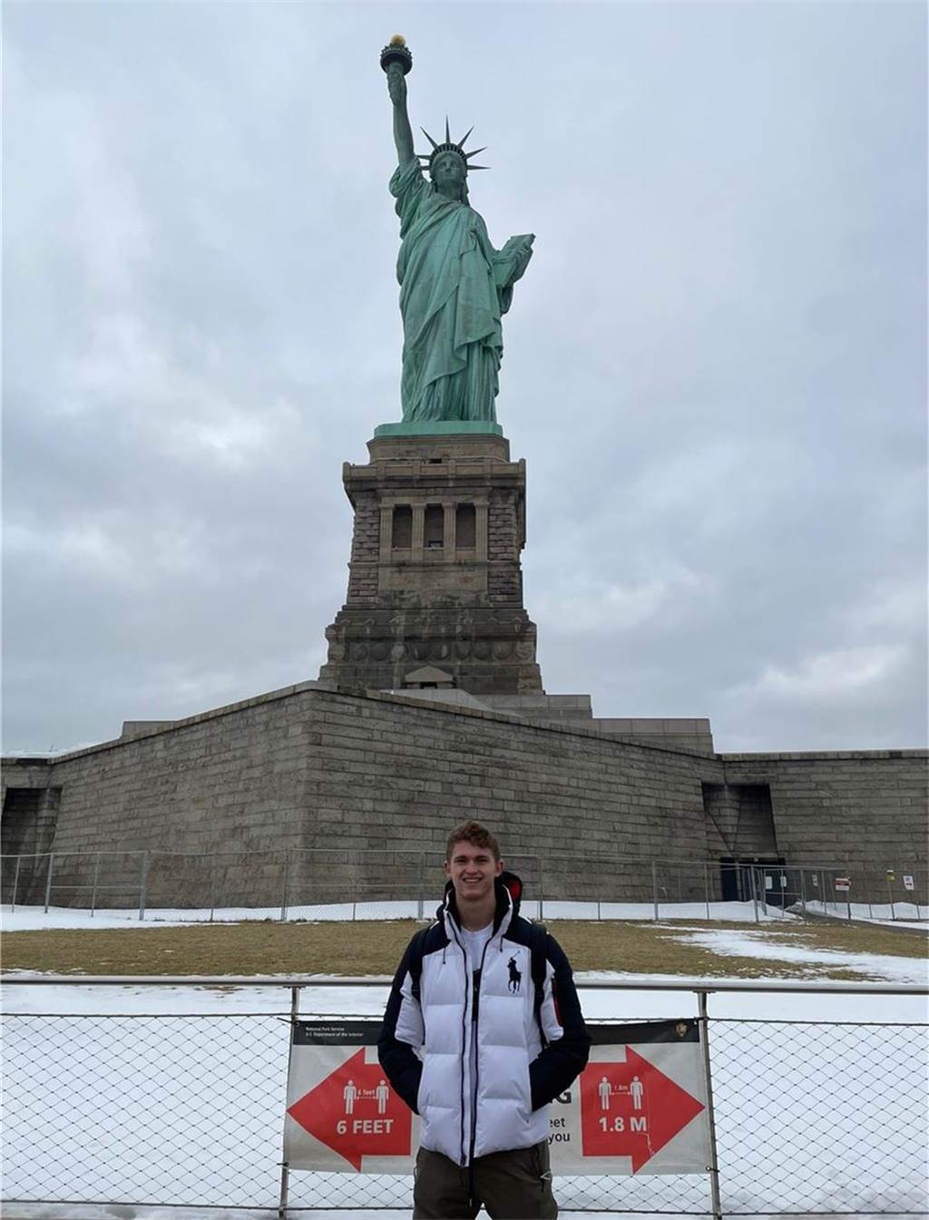 Von der West- an die Ostküste der USA Zeit für Sightseeing hat Jan Marpe zwischen Studium und Fußballspielen auch noch ab und an. Hier steht er vor der Freiheitsstatue in New York.