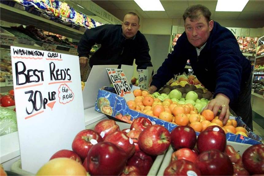 Goodbye, EU-Regeln: London feiert Rückkehr zu Unzen Zeiten ändern sich: Der Lebensmittelhändler Steven Thoburn (r) wurde 2001 zu einer Geldbuße verurteilt, weil er Bananen im Wert von 34 Pence (heute 40 Cent) nicht in Kilogramm angegeben hatte.