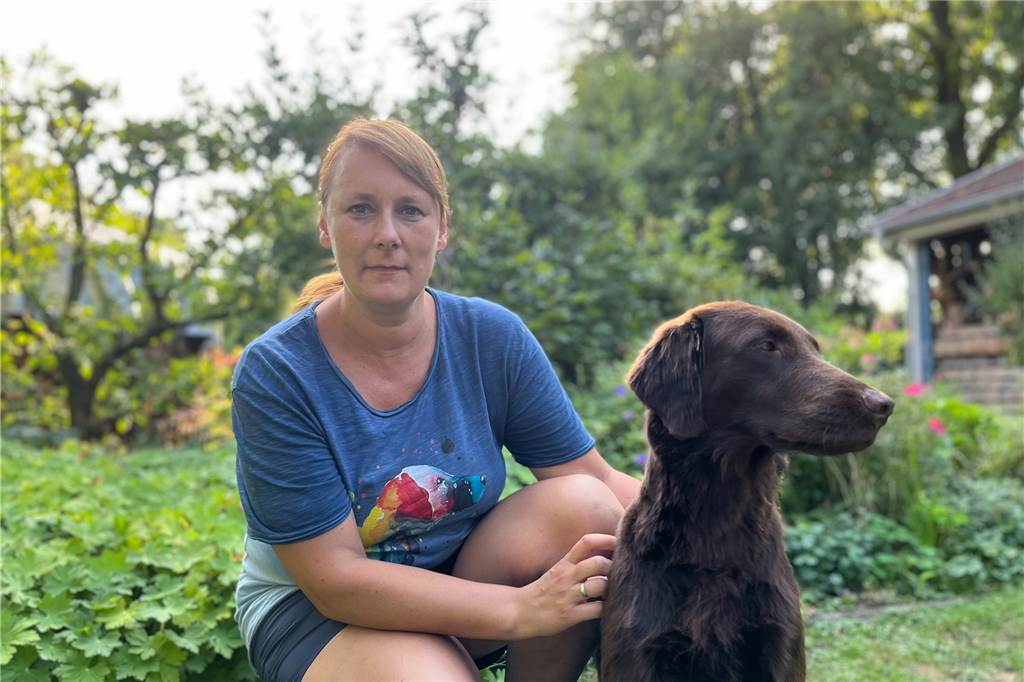 Opfer der Brandserie: „Alle haben ‚Feuer, Feuer‘ geschrien“ Zeitungszustellerin Nicole steht in einem Garten mit ihrem Hund