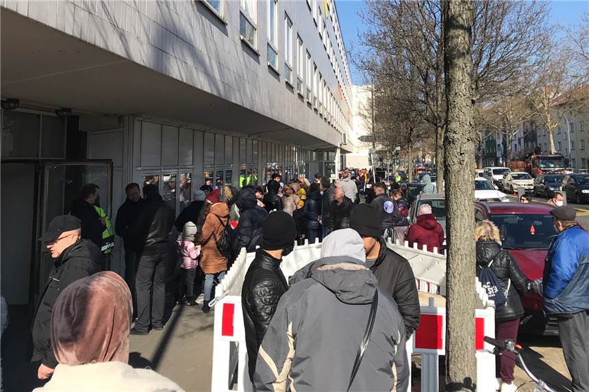 Ukraine-Flüchtlinge erreichen das Sozialamt Dortmund nur noch in Hörde Zeitweise ist der Andrang an der Leopoldstraße enorm gewesen. Ab Ferienbeginn (11.4.) fällt diese Anlaufstelle für Geflüchtete weg.