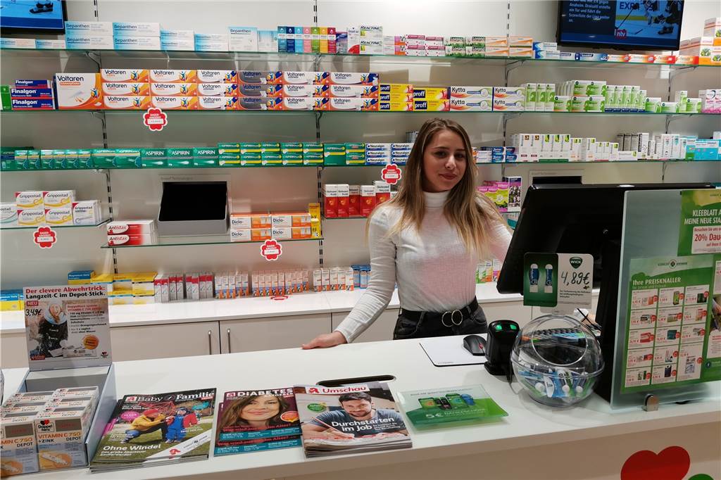 Schutz vor Coronavirus: Hunderte Castrop-Rauxeler wollen Mundschutz kaufen Zeliha Celik von der Kleeblatt-Apotheke in Castrop-Rauxel muss viele Kunden enttäuschen, die Masken eines bestimmten Herstellers kaufen möchten.