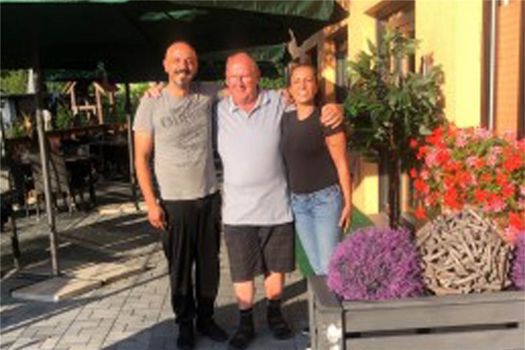 Dinkel-Pizza und frische Pasta: Neues kulinarisches Konzept im Gartenverein Zeliha (r.) und Hüseyin Kuzu (l.) mit dem ersten Vorsitzenden des Kleingartenvereins, Louis Lavery.