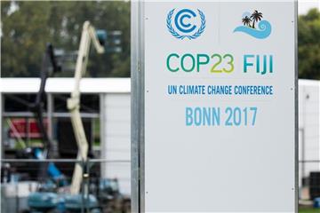 Zelte für die UN-Klimakonferenz werden in Bonn aufgebaut. Foto: Rolf Vennenbernd/Archiv