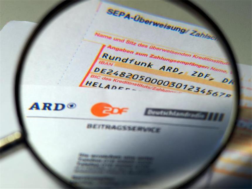 Koblenzer Verfassungsrichter verhandeln über Rundfunkbeitrag Zentral wird die Frage sein, ob es gerechtfertigt ist, dass die Abgabenlast eines Betriebes mit mehreren Filialen größer ist als die eines Unternehmens mit nur einem Standort. Foto: Arno Burgi