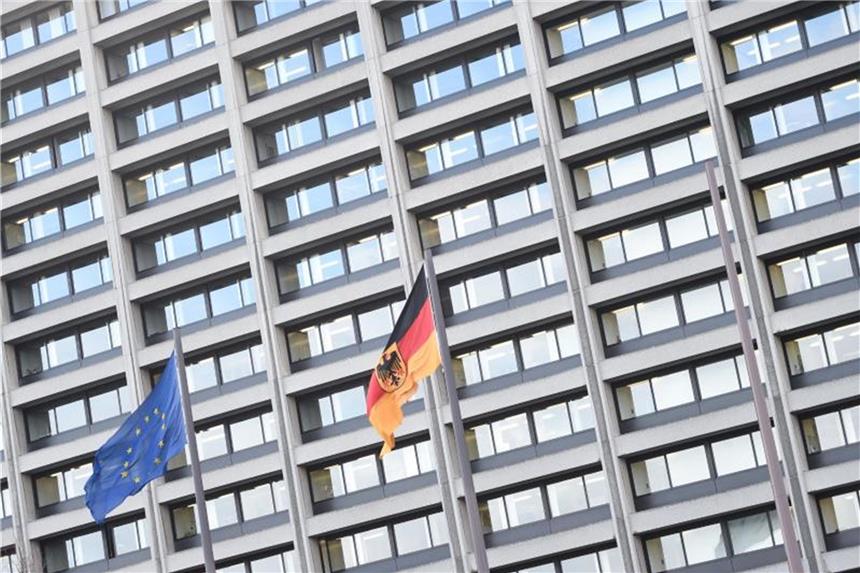 Bundesbank überweist 1,9 Milliarden an den Bund Zentrale der Deutschen Bundesbank in Frankfurt am Main. Für 2017 überweist die Notenbank dem Bund 1,9 Milliarden Euro. Foto: Arne Dedert