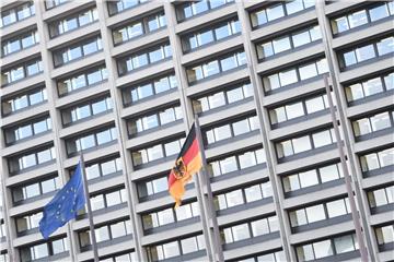 Zentrale der Deutschen Bundesbank in Frankfurt am Main. Für 2017 überweist die Notenbank dem Bund 1,9 Milliarden Euro. Foto: Arne Dedert