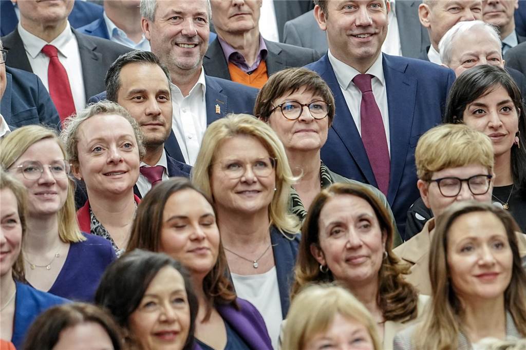 Sabine Poschmann (SPD) bekommt wichtigen Posten im Ministerium Lars Klingbeil, SPD-Bundesvorsitzender und SPD-Fraktionsvorsitzender, steht nach der Fraktionssitzung der SPD im Bundestag mit seinen Fraktionsmitgliedern zusammen. Mit auf dem Foto Boris Pistorius (SPD), Bundesminister der Verteidigung, Saskia Esken, SPD-Bundesvorsitzende, Bundeskanzler Olaf Scholz (SPD) und Rolf Mützenich, Vorgänger von Klingbeil in der Fraktion