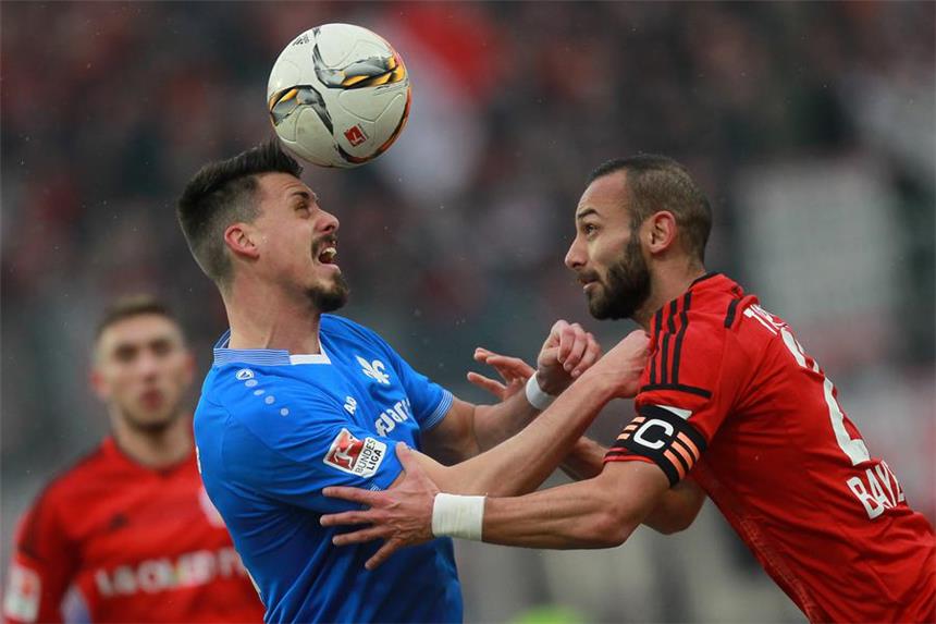 Bayer Leverkusen setzt auf enorme Kompaktheit Zentraler Spieler bei Bayer: Abwehrchef Ömer Toprak (r.).