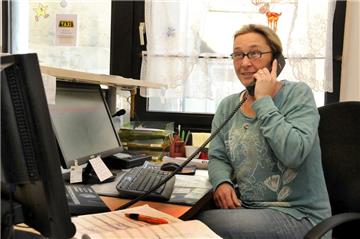 Zentralistin Tanja Schäfer kann die Anrufe der Kunden von Taxi Salgert mit der neuen Telefonanlage endlich wieder normal entgegennehmen.