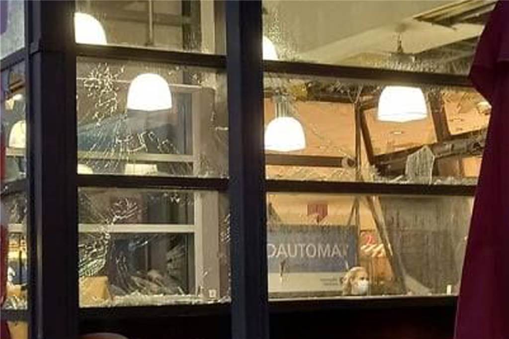 Einbrecher sprengen Geldautomaten in Dortmund: Täter flüchtig Zerborstene Scheiben: Eine Folge der Geldautomaten-Sprengung in dem Supermarkt in Derne.