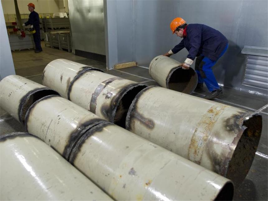 Kosten des Atomausstiegs kommen auf den Prüfstand Zerlegte Rohre in der Turbinenhalle des stillgelegten Kernkraftwerks Obrigheim. Foto: Uwe Anspach/Archiv