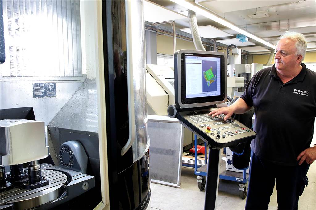 Haltener Maschinen produzieren Milliarden von Fischstäbchen Zerspanungsmechaniker Edgar van Lieshout in der Produktion bei Nienstedt.
