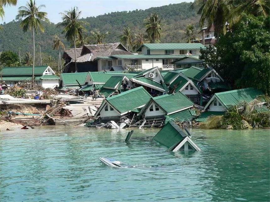 Thailand und Indonesien gedenken der Tsunami-Opfer Zerstörte Bungalows auf der Insel Phi Phi in Thailand. Foto: epa/stringer/Archiv