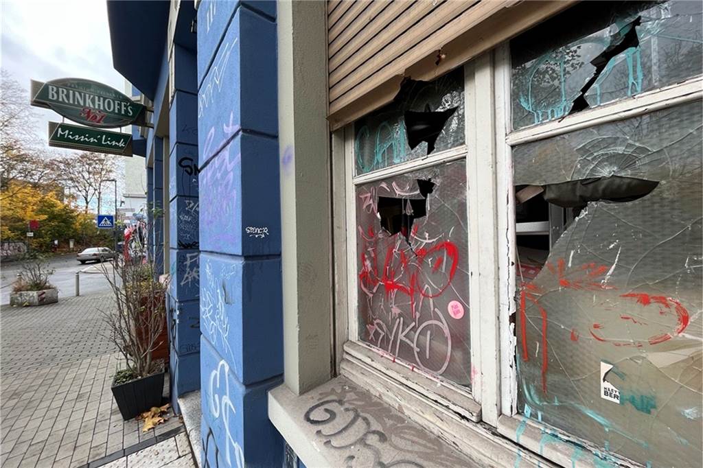 Angriffe auf Kneipe im Unionviertel: Bar „ist jetzt ein Sicherheitstrakt“ Zerstörte Scheiben am Missin' Link in Dortmund