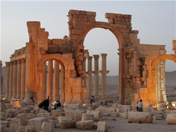 Zerstörungen am Triumphbogen in der antiken Oasenstadt Palmyra (2016). Foto: Youssef Badawi