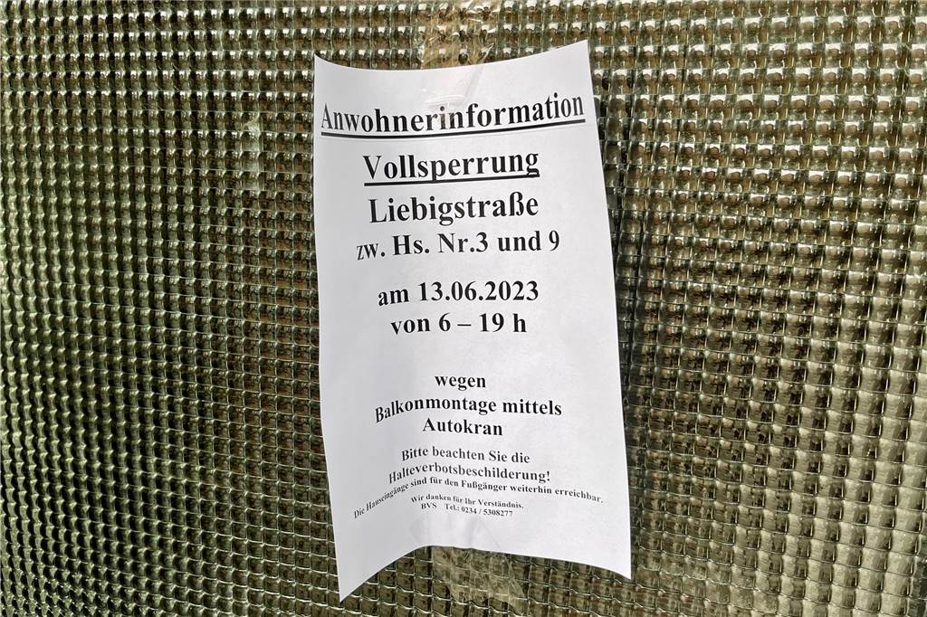 Riesen-Kran kommt in Kreuzviertel: Parkverbote und Straßensperrung Zettel an den Haustüren der Liebigstraße weisen auf die Vollsperrung am Dienstag (13.6.) hin.