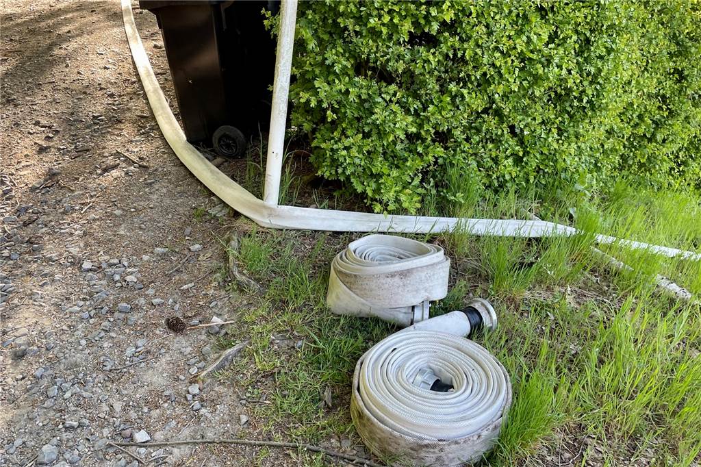 Waldbrand am Ruhrsteilhang: Feuerwehrschläuche liegen noch im Gelände Zeugen des nächtlichen Einsatzes: Vom Hydranten an der Straße Am Klusenbeg musste die Feuerwehr den Schlauch einen halben Kilometer den Berg hoch führen zur Felskanzel.